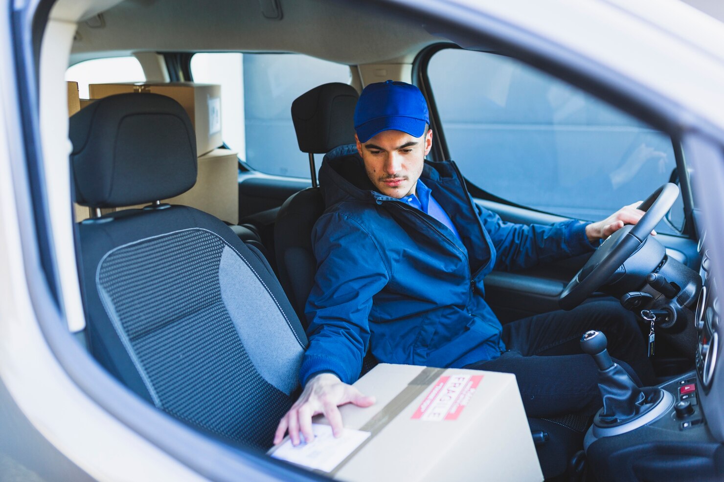 hombre leyendo direccion caja entregar 23 2147767593