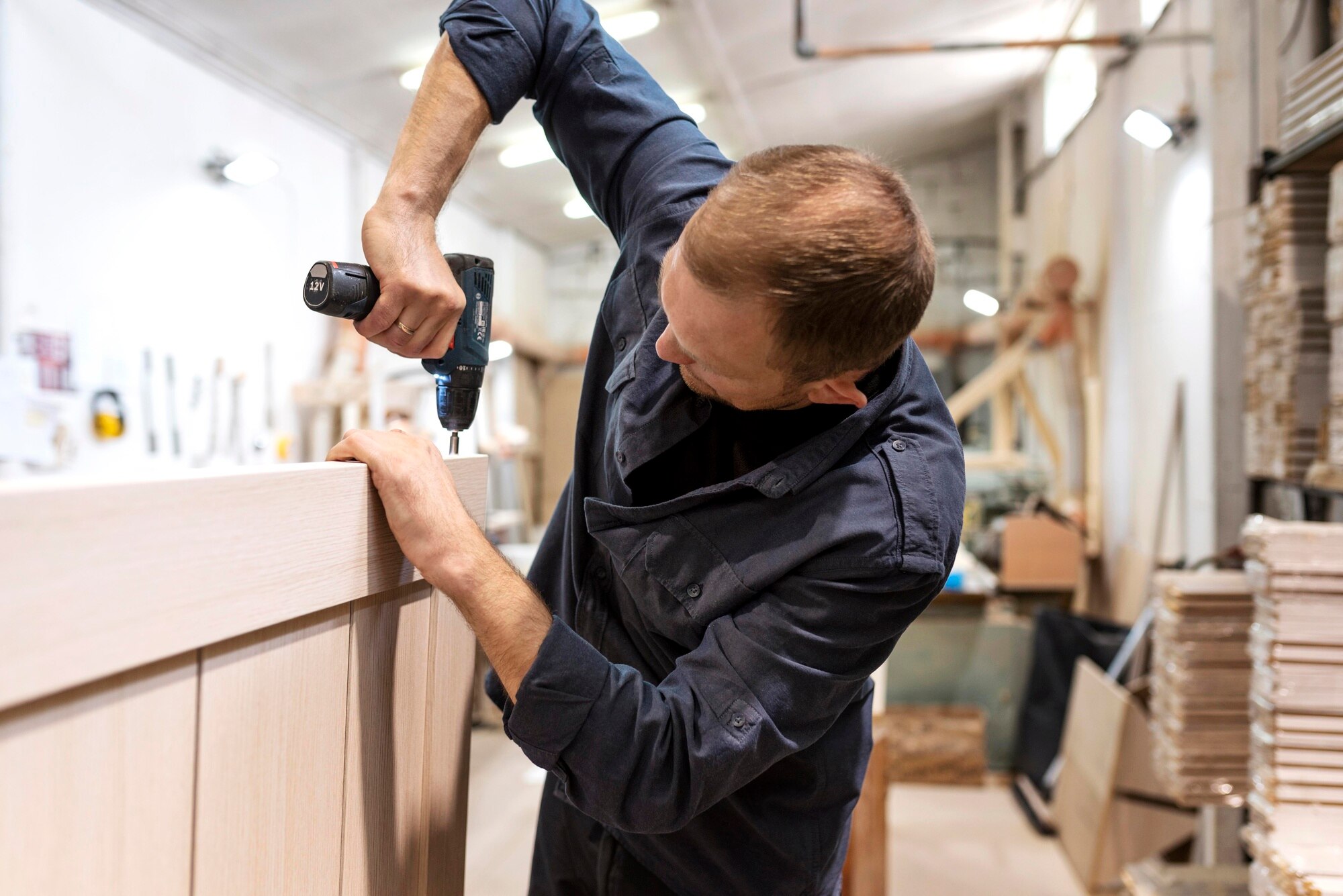 hombre trabajador haciendo su trabajo carpinteria 23 2148970813